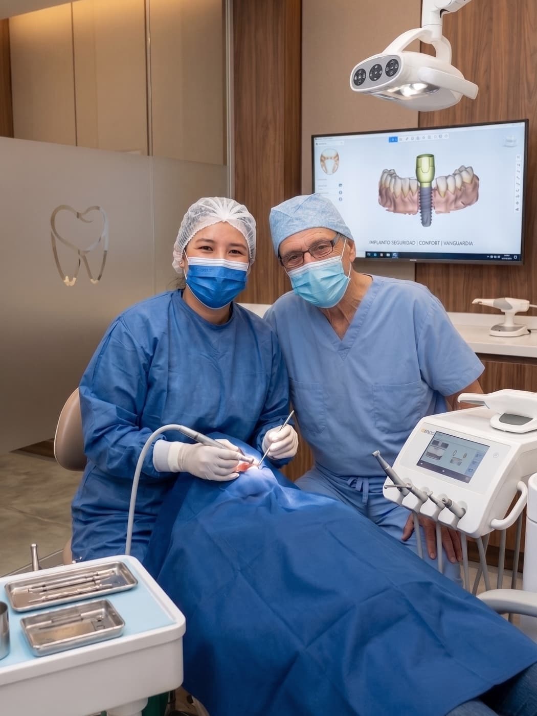 Equipo de Clínica Arca durante procedimiento de implantes dentales